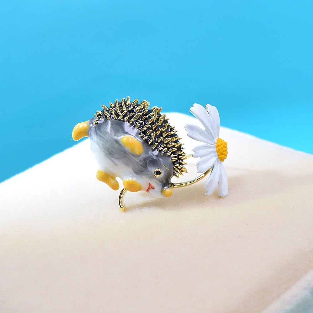 Hedgehog & Daisy Brooch - Floral Fawna