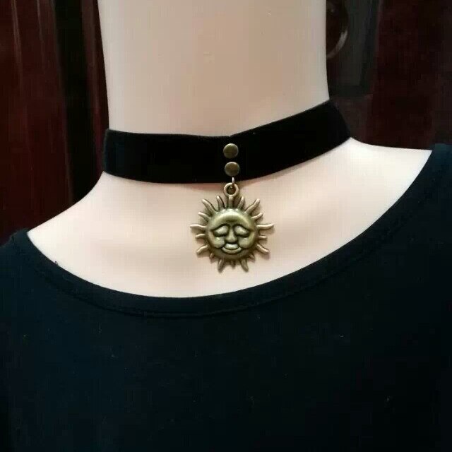 Black Velvet Retro Sun Choker - Floral Fawna