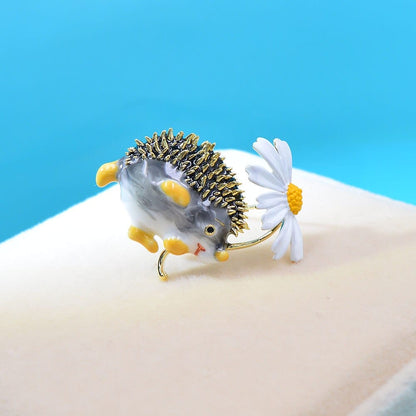 Hedgehog &amp; Daisy Brooch - Floral Fawna