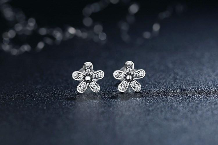 Daisy Stud Silver Earrings - Floral Fawna