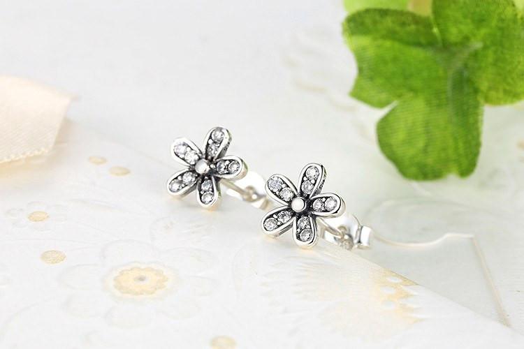 Daisy Stud Silver Earrings - Floral Fawna